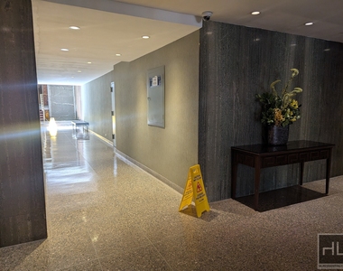 East 49 Street - Photo Thumbnail 12