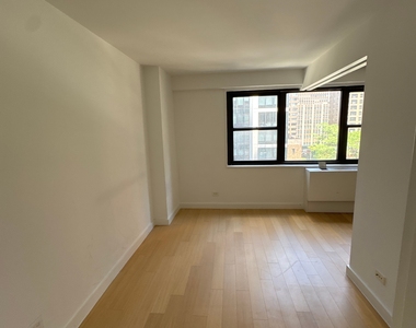 E 39th St - Photo Thumbnail 2