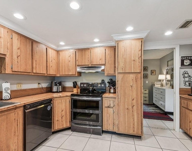 11063 Oakdale Road - Photo Thumbnail 4