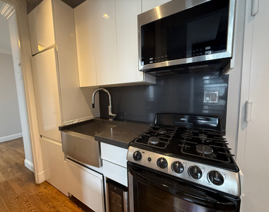410 East 13th Street - Photo Thumbnail 3