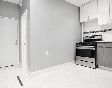 912 Gates Avenue - Photo Thumbnail 1