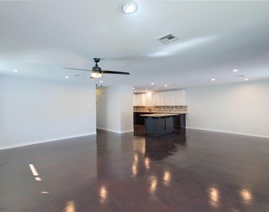 5608 Oak Blvd - Photo Thumbnail 4