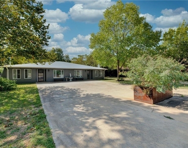 5608 Oak Blvd - Photo Thumbnail 2