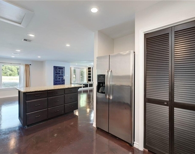 5608 Oak Blvd - Photo Thumbnail 9