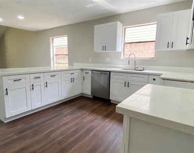 2819 Colony Drive - Photo Thumbnail 3