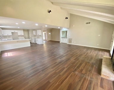 2819 Colony Drive - Photo Thumbnail 7