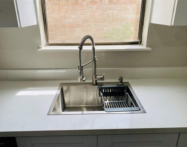 2819 Colony Drive - Photo Thumbnail 4