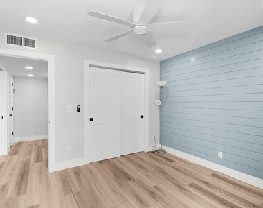 200 N El Mar Drive - Photo Thumbnail 14