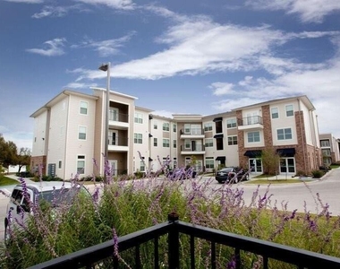 817 Colcord Ave - Photo Thumbnail 4