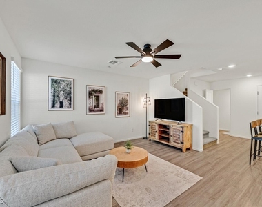 1906 Arietta Vista Street - Photo Thumbnail 3