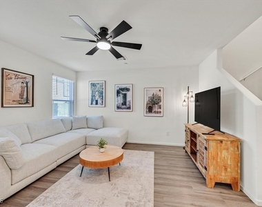 1906 Arietta Vista Street - Photo Thumbnail 5