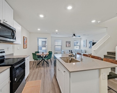 1906 Arietta Vista Street - Photo Thumbnail 8
