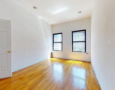 Third Avenue - Photo Thumbnail 3
