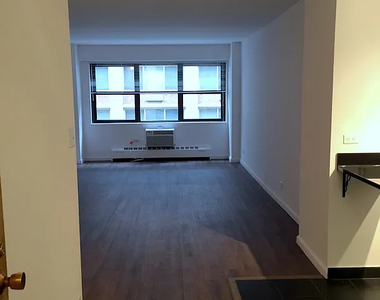 East 46th street - Photo Thumbnail 2