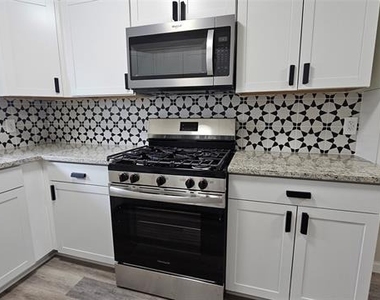 2420 Louise Street - Photo Thumbnail 7
