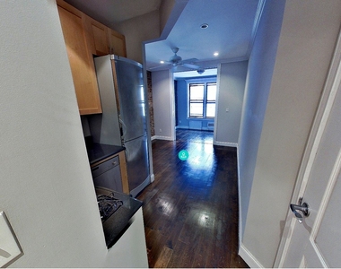 East 25 Street - Photo Thumbnail 5