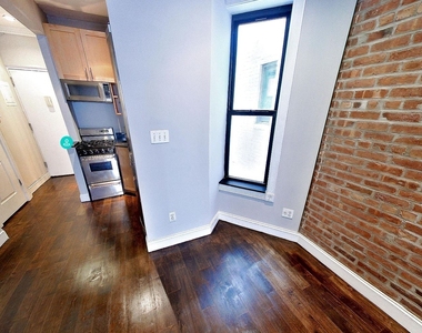 East 25 Street - Photo Thumbnail 6