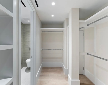 East 56 Street - Photo Thumbnail 5
