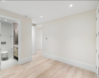 East 56 Street - Photo Thumbnail 3