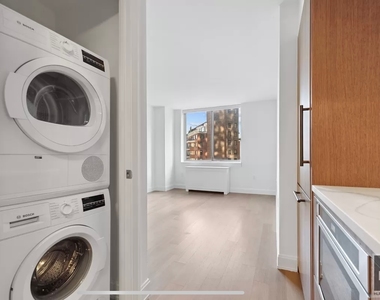 East 54 Street - Photo Thumbnail 3