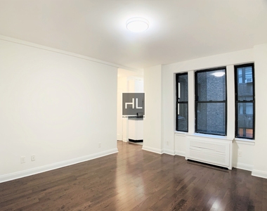 East 46 Street - Photo Thumbnail 3