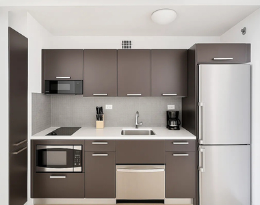 222 East 39th Street - Photo Thumbnail 5