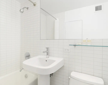 222 East 39th Street - Photo Thumbnail 2
