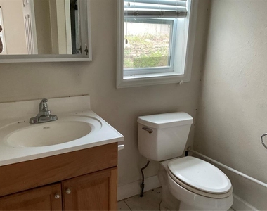 2121 Lakeview Drive - Photo Thumbnail 5