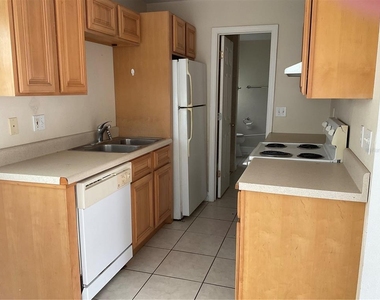 2121 Lakeview Drive - Photo Thumbnail 2