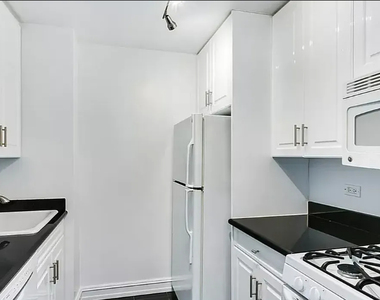 888 8th Avenue - Photo Thumbnail 4