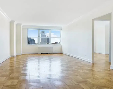 888 8th Avenue - Photo Thumbnail 2