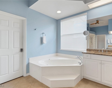 1811 Se 37th Terrace - Photo Thumbnail 11
