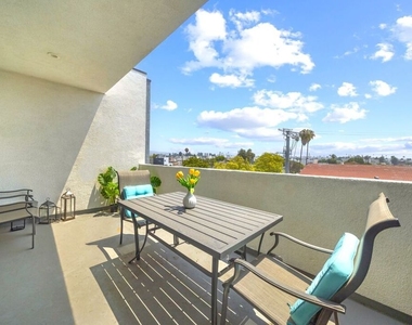 497 N St Andrews Place - Photo Thumbnail 3