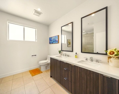 497 N St Andrews Place - Photo Thumbnail 2