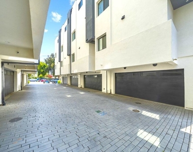 497 N St Andrews Place - Photo Thumbnail 18