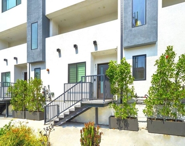 497 N St Andrews Place - Photo Thumbnail 16