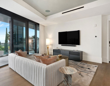 8420 W Sunset Boulevard - Photo Thumbnail 5