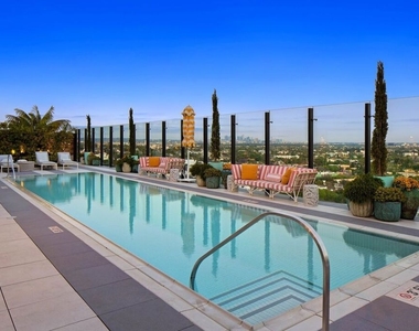 8420 W Sunset Boulevard - Photo Thumbnail 32