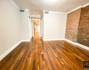 West 21st Street - Photo Thumbnail 1
