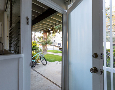 11131 Rose Avenue - Photo Thumbnail 5