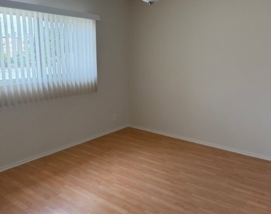 1131 N Kenmore Avenue - Photo Thumbnail 12