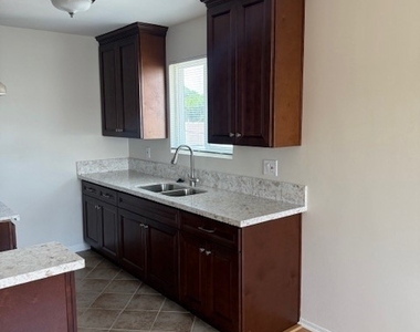 1131 N Kenmore Avenue - Photo Thumbnail 7