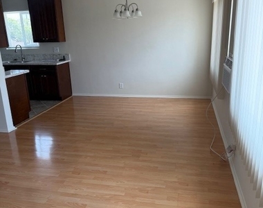 1131 N Kenmore Avenue - Photo Thumbnail 6