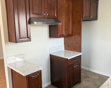 1131 N Kenmore Avenue - Photo Thumbnail 9