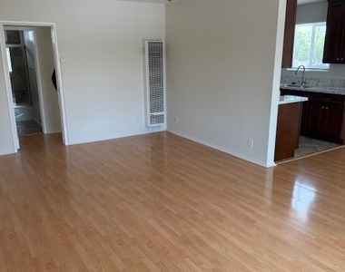1131 N Kenmore Avenue - Photo Thumbnail 5