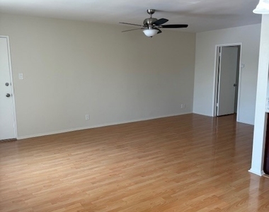 1131 N Kenmore Avenue - Photo Thumbnail 2