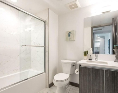 552 N Hobart Boulevard - Photo Thumbnail 4
