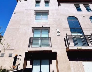 552 N Hobart Boulevard - Photo Thumbnail 6