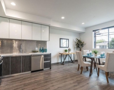 552 N Hobart Boulevard - Photo Thumbnail 1