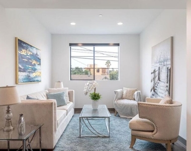 552 N Hobart Boulevard - Photo Thumbnail 2